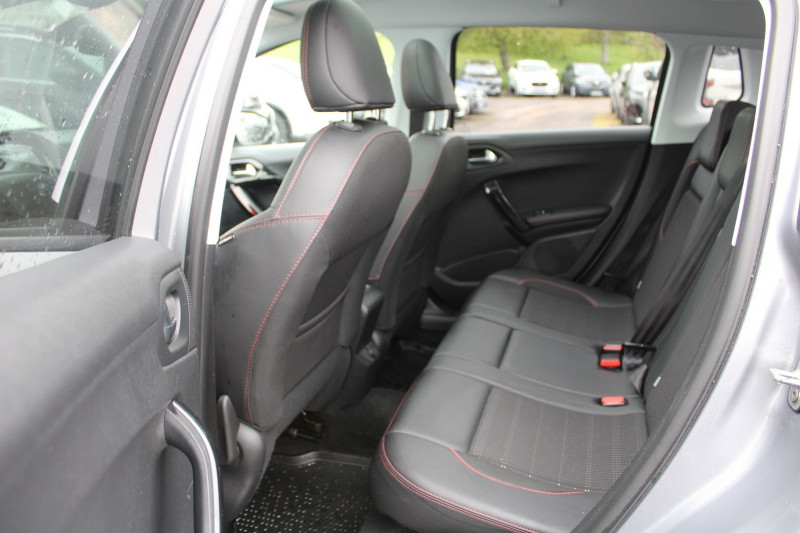 Photo 11 de l'offre de PEUGEOT 2008 II GT LINE SPORT LUXE 1L5 BLUEHDI 100 CV CAMÃRA TOIT PANO GRIPP CONTROL GPS LEDS à 13900€ chez Bougel transactions