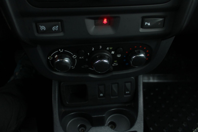 Photo 12 de l'offre de DACIA DUSTER II 1L5 DCI 90 CV CLIM LAURÃATE BOITE 6V RÃGULATEUR BLUETOOTH JANTES ALU  ABS à 13400€ chez Bougel transactions
