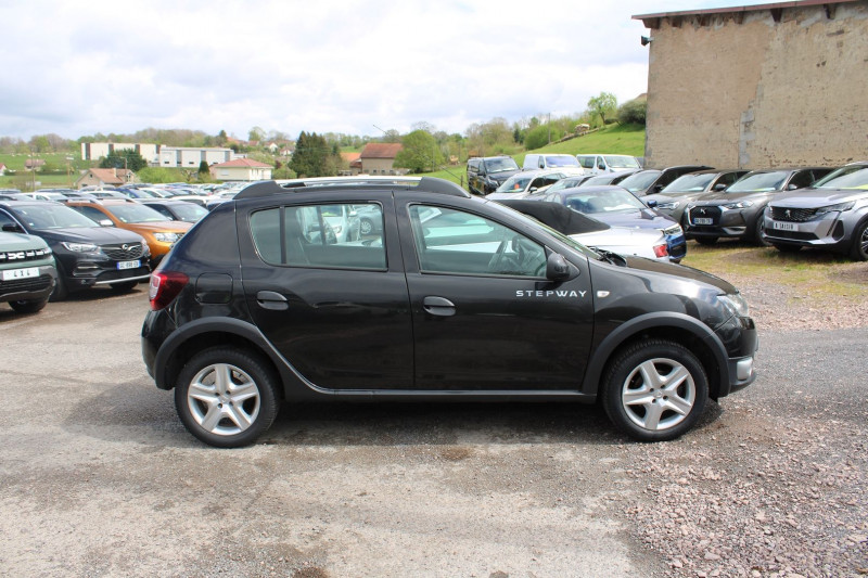 Photo 5 de l'offre de DACIA SANDERO III STEPWAY DCI 90 GPS MÃDIA USB LEDS ABS RÃGULATEUR BLUETOOTH RADARS CLIMAT DIESEL à 10900€ chez Bougel transactions
