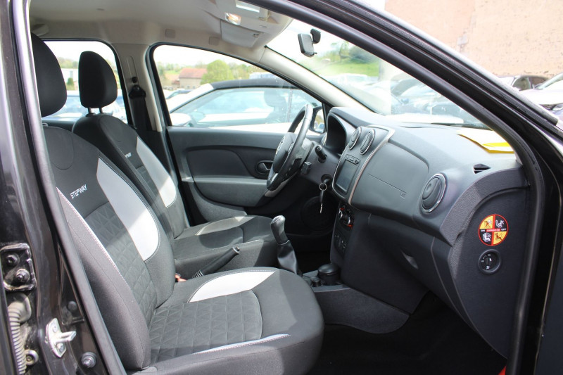 Photo 7 de l'offre de DACIA SANDERO III STEPWAY DCI 90 GPS MÃDIA USB LEDS ABS RÃGULATEUR BLUETOOTH RADARS CLIMAT DIESEL à 10900€ chez Bougel transactions