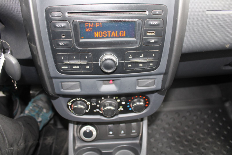 Photo 13 de l'offre de DACIA DUSTER II LAUREATE PLUS 1L5 DCI 110 CV "4X4" CLIM MP3 USB BLUETOOTH ATTELAGE ROUE SECOURS à 13500€ chez Bougel transactions