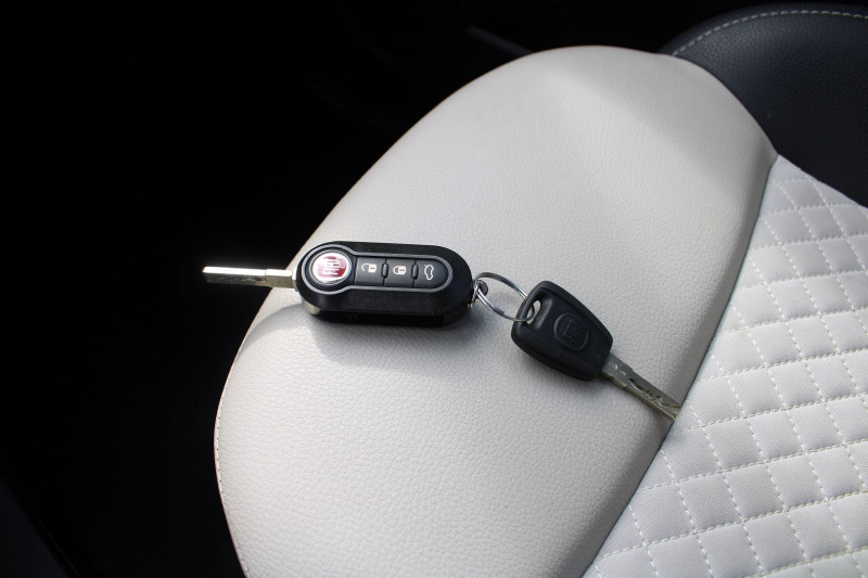 Photo 14 de l'offre de FIAT 500 II C CABRIOLET DOLCEVITA HYBRIDE GPS CONNECT USB RÃGULATEUR BLUETOOTH CUIR LEDS CLIM à 12990€ chez Bougel transactions