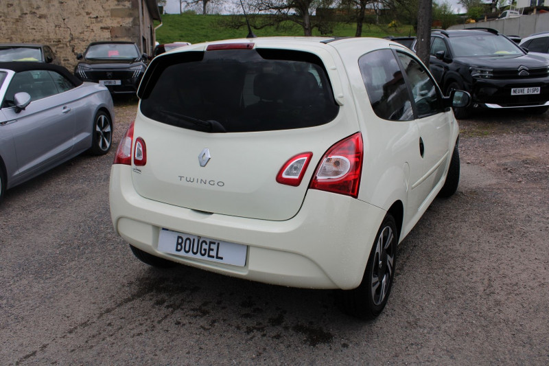 Photo 2 de l'offre de RENAULT TWINGO III 1L2 LEV 16V DYNAMIQUE ECOÂ² 75 CV CLIM AUDIO MP3 TOIT PANO USB JA 15 RÃGULATEUR à 7500€ chez Bougel transactions