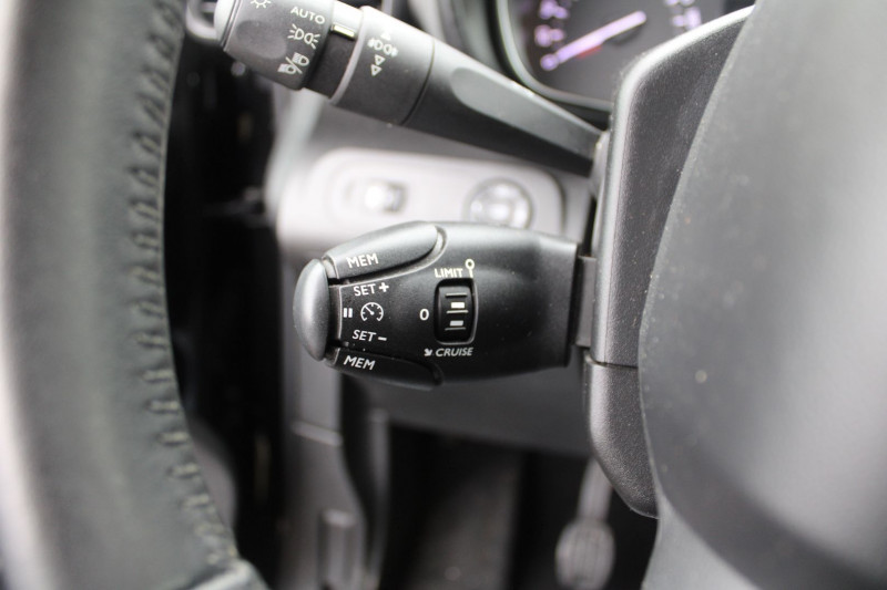 Photo 15 de l'offre de CITROEN BERLINGO 4 SHINE XL BLUE HDI 130 CV GPS VIA CLIM USB JA 16 RÃGULATEUR ATTELAGE GRIP CONTROL à 20990€ chez Bougel transactions
