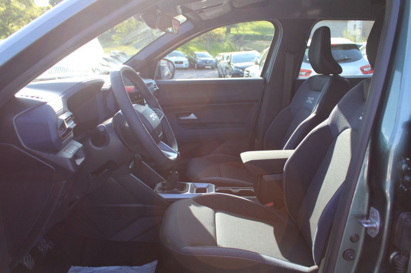 Photo 8 de l'offre de DACIA BIGSTER TCE 140 CV EXPRESSION MILD HYBRIDE GPS CARPLAY CAMÃRA JA 17 RE FULL LED I-COKPIT à 28500€ chez Bougel transactions