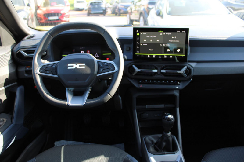 Photo 10 de l'offre de DACIA BIGSTER TCE 140 CV EXPRESSION MILD HYBRIDE GPS CARPLAY CAMÃRA JA 17 RE FULL LED I-COKPIT à 28500€ chez Bougel transactions
