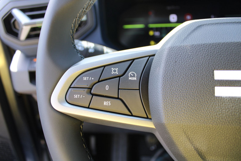 Photo 12 de l'offre de DACIA DUSTER VI ECO GPL 100 CV JOURNEY GPS 3D I-COKPIT CAMÃRA 360Â° JA 18 FULL LED USB RÃGULATEUR à 24900€ chez Bougel transactions