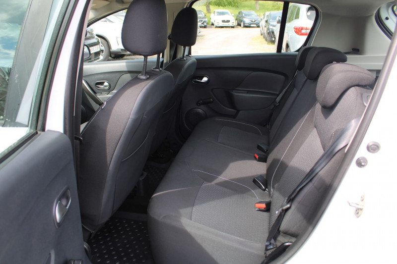 Photo 9 de l'offre de DACIA SANDERO III LAURÃATE DCI 75 DIESEL GPS USB CLIMAT BLUETOOTH RÃGULATEUR LEDS ABS ACCOUDOIR à 11400€ chez Bougel transactions