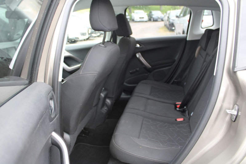 Photo 9 de l'offre de PEUGEOT 2008 STYLE 1L6 HDI 100 CV ÃCRAN TACTILE CLIM MP3 USB JA 16 RADAR BLUETOOTH RÃGULATEUR à 11500€ chez Bougel transactions
