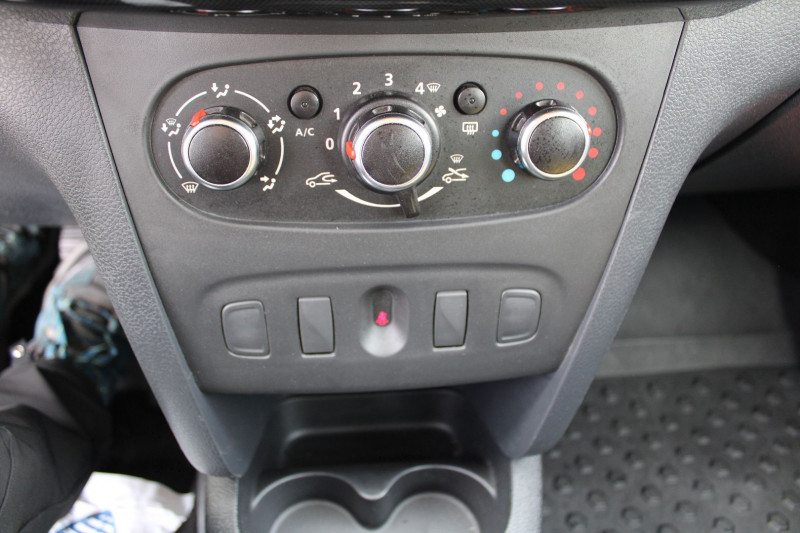 Photo 12 de l'offre de DACIA SANDERO III LAURÃATE DCI 75 DIESEL GPS USB CLIMAT BLUETOOTH RÃGULATEUR LEDS ABS ACCOUDOIR à 11400€ chez Bougel transactions