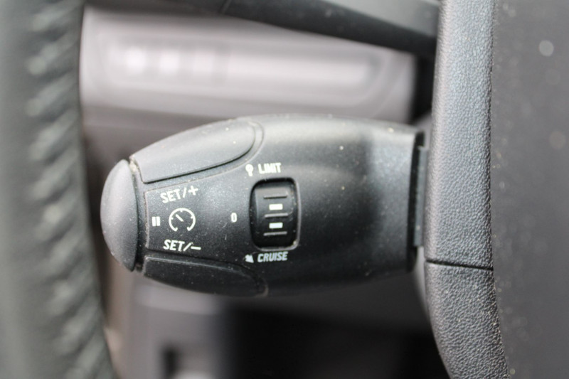 Photo 11 de l'offre de PEUGEOT 2008 STYLE 1L6 HDI 100 CV ÃCRAN TACTILE CLIM MP3 USB JA 16 RADAR BLUETOOTH RÃGULATEUR à 11500€ chez Bougel transactions