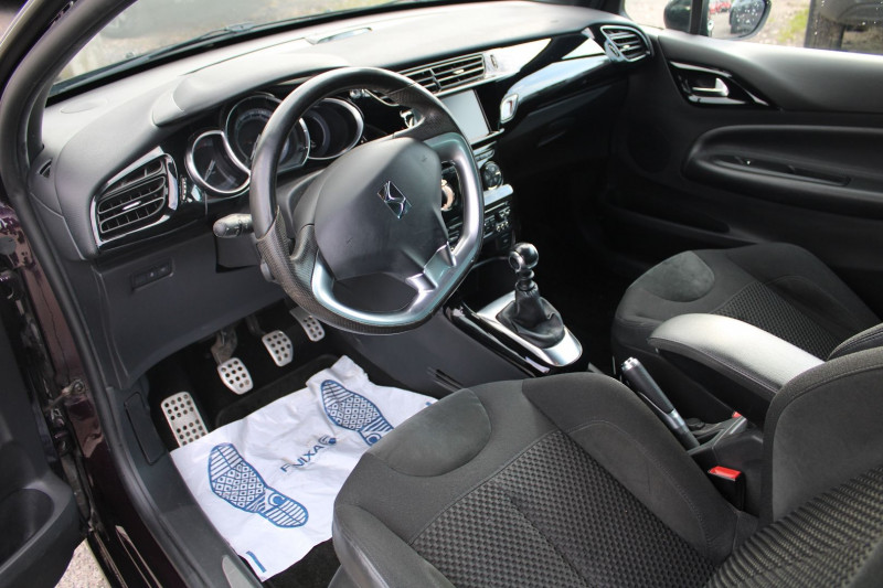Photo 8 de l'offre de CITROEN DS3 1L6 HDI 120 CV SPORT CHIC GPS 3D ALCANTARA USB JA 17 FULL LED RADAR RÃGULATEUR à 8500€ chez Bougel transactions