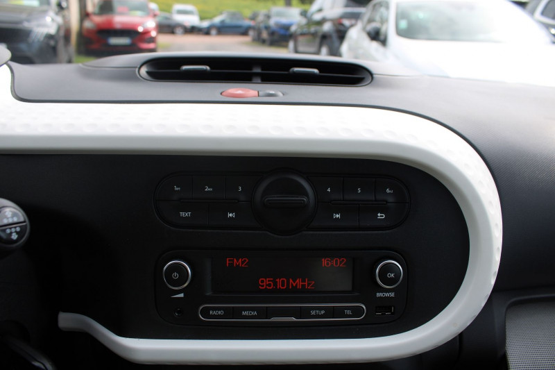 Photo 13 de l'offre de RENAULT TWINGO 4 SCE 70 CV LIMITED ESSENCE CLIM AUDIO MP3 RADAR RE USB BLUETOOTH LIMITEUR BECQUET à 9500€ chez Bougel transactions
