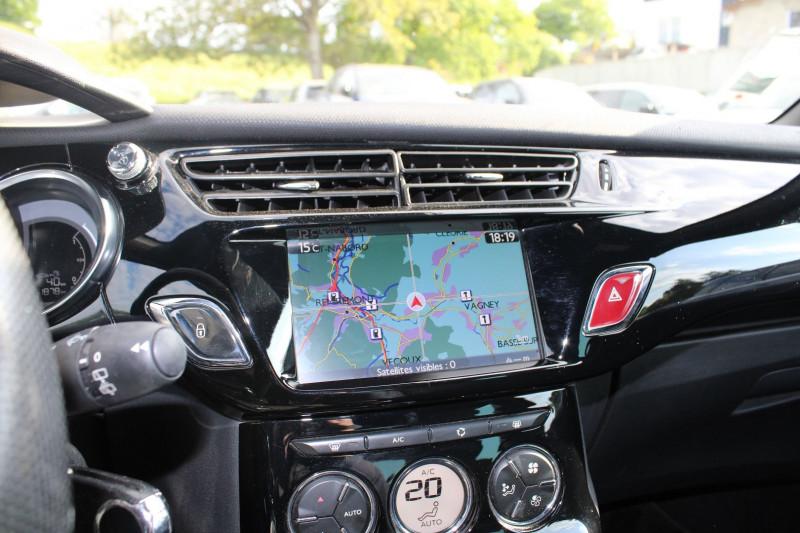 Photo 10 de l'offre de CITROEN DS3 1L6 HDI 120 CV SPORT CHIC GPS 3D ALCANTARA USB JA 17 FULL LED RADAR RÃGULATEUR à 8500€ chez Bougel transactions