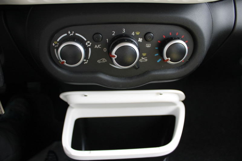 Photo 12 de l'offre de RENAULT TWINGO 4 SCE 70 CV LIMITED ESSENCE CLIM AUDIO MP3 RADAR RE USB BLUETOOTH LIMITEUR BECQUET à 9500€ chez Bougel transactions