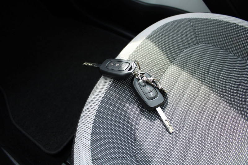 Photo 14 de l'offre de RENAULT TWINGO 4 SCE 70 CV LIMITED ESSENCE CLIM AUDIO MP3 RADAR RE USB BLUETOOTH LIMITEUR BECQUET à 9500€ chez Bougel transactions