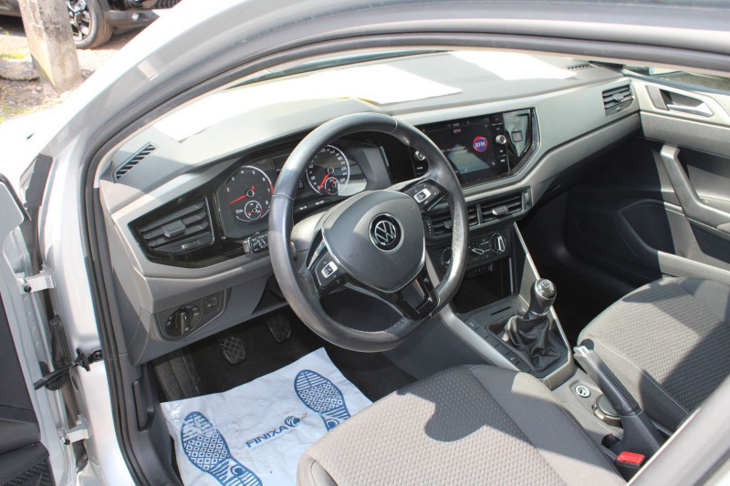 Photo 6 de l'offre de VOLKSWAGEN POLO 8 CONFORTLINE ESSENCE TSI 95 CV GPS CARPLAY MP3 RADAR JA 15 USB BLUETOOTH LIMITEUR à 17990€ chez Bougel transactions