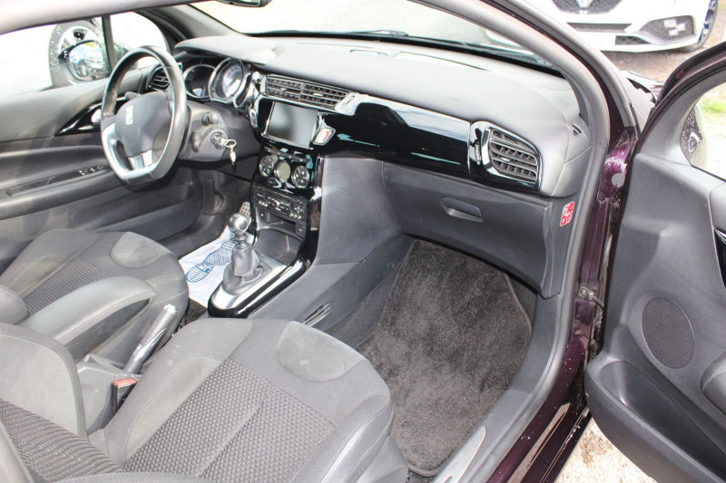 Photo 4 de l'offre de CITROEN DS3 1L6 HDI 120 CV SPORT CHIC GPS 3D ALCANTARA USB JA 17 FULL LED RADAR RÃGULATEUR à 8500€ chez Bougel transactions