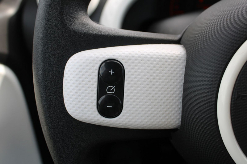 Photo 10 de l'offre de RENAULT TWINGO 4 SCE 70 CV LIMITED ESSENCE CLIM AUDIO MP3 RADAR RE USB BLUETOOTH LIMITEUR BECQUET à 9500€ chez Bougel transactions