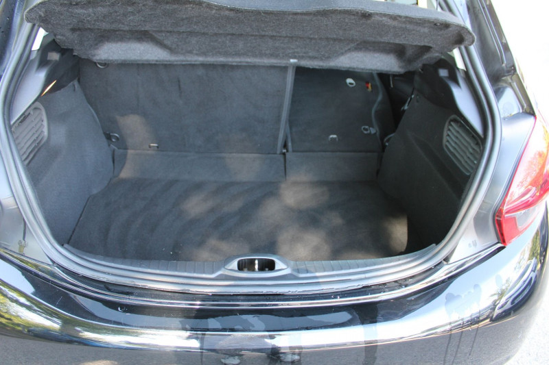 Photo 7 de l'offre de PEUGEOT 208 II ALLURE 110 CV ESSENCE GPS CARPLAY AUDIO MP3 RADAR USB JA 16 BLUETOOTH RÃGULATEUR à 8500€ chez Bougel transactions