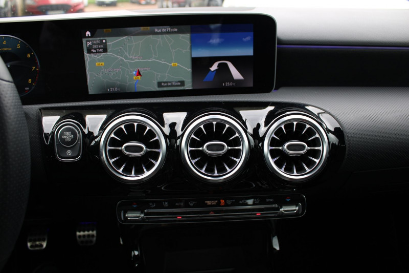 Photo 16 de l'offre de MERCEDES-BENZ CLASSE A (W177) 160 AMG LINE SPORT EDITION GPS 3D CAMÃRA FULL LED USB JA 17 TOIT PANO I-COKPIT à 18990€ chez Bougel transactions