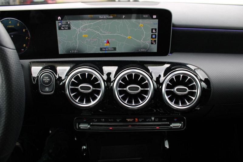 Photo 20 de l'offre de MERCEDES-BENZ CLASSE A (W177) 160 AMG LINE SPORT EDITION GPS 3D CAMÃRA FULL LED USB JA 17 TOIT PANO I-COKPIT à 18990€ chez Bougel transactions
