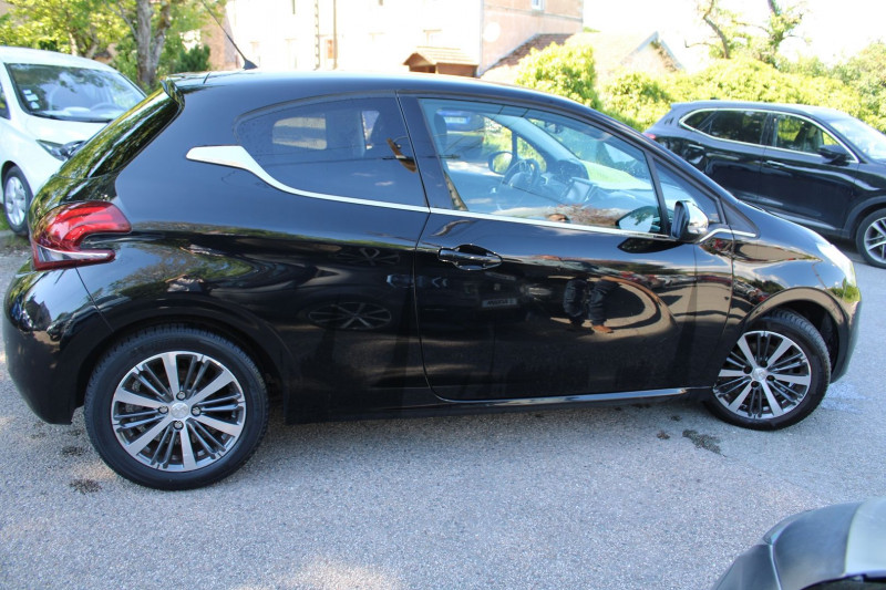 Photo 2 de l'offre de PEUGEOT 208 II ALLURE 110 CV ESSENCE GPS CARPLAY AUDIO MP3 RADAR USB JA 16 BLUETOOTH RÃGULATEUR à 8500€ chez Bougel transactions
