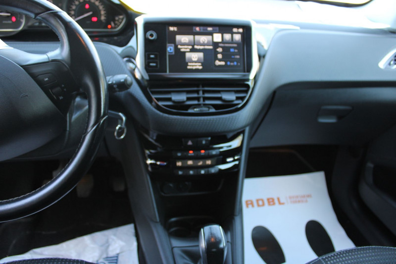Photo 6 de l'offre de PEUGEOT 208 II ALLURE 110 CV ESSENCE GPS CARPLAY AUDIO MP3 RADAR USB JA 16 BLUETOOTH RÃGULATEUR à 8500€ chez Bougel transactions