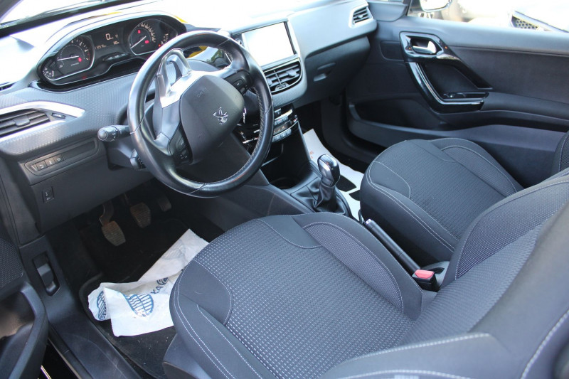 Photo 5 de l'offre de PEUGEOT 208 II ALLURE 110 CV ESSENCE GPS CARPLAY AUDIO MP3 RADAR USB JA 16 BLUETOOTH RÃGULATEUR à 8500€ chez Bougel transactions