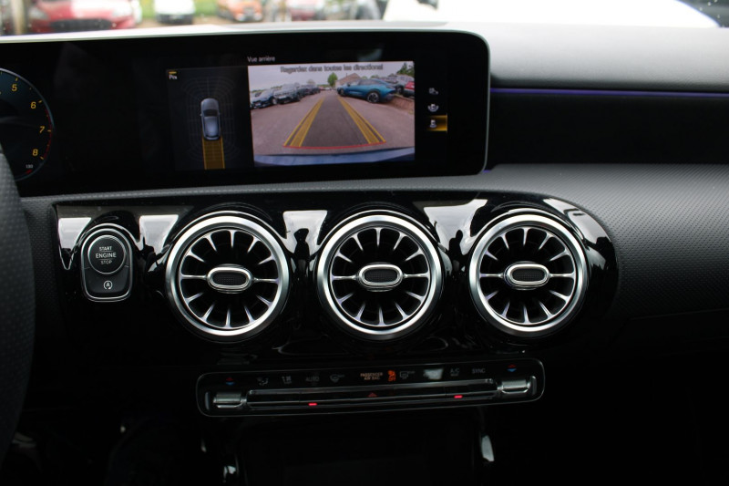 Photo 17 de l'offre de MERCEDES-BENZ CLASSE A (W177) 160 AMG LINE SPORT EDITION GPS 3D CAMÃRA FULL LED USB JA 17 TOIT PANO I-COKPIT à 18990€ chez Bougel transactions