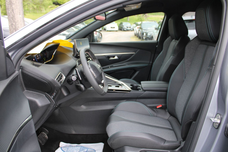Photo 7 de l'offre de PEUGEOT 5008 PHASE 4 ALLURE PACK EAT8 BOITE AUTO PALETTE HYBRIDE 136 CV CAMÃRA 360 MI CUIR  7 PLACES à 30400€ chez Bougel transactions