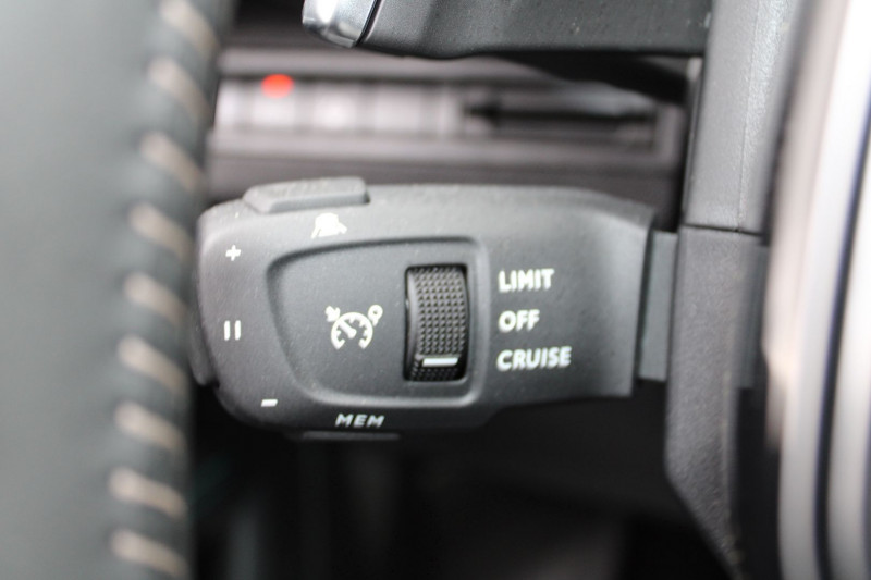 Photo 10 de l'offre de PEUGEOT 5008 PHASE 4 ALLURE PACK EAT8 BOITE AUTO PALETTE HYBRIDE 136 CV CAMÃRA 360 MI CUIR  7 PLACES à 30400€ chez Bougel transactions