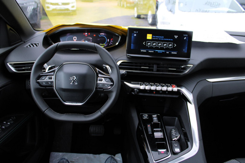 Photo 9 de l'offre de PEUGEOT 5008 PHASE 4 ALLURE PACK EAT8 BOITE AUTO PALETTE HYBRIDE 136 CV CAMÃRA 360 MI CUIR  7 PLACES à 30400€ chez Bougel transactions