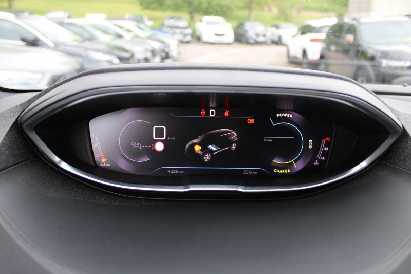 Photo 11 de l'offre de PEUGEOT 5008 PHASE 4 ALLURE PACK EAT8 BOITE AUTO PALETTE HYBRIDE 136 CV CAMÃRA 360 MI CUIR  7 PLACES à 30400€ chez Bougel transactions