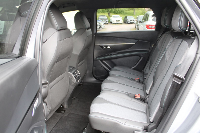 Photo 8 de l'offre de PEUGEOT 5008 PHASE 4 ALLURE PACK EAT8 BOITE AUTO PALETTE HYBRIDE 136 CV CAMÃRA 360 MI CUIR  7 PLACES à 30400€ chez Bougel transactions
