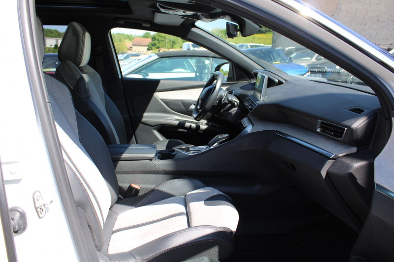 Photo 10 de l'offre de PEUGEOT 3008 III GT 300 CV HYBRID4 EAT8 BOITE AUTO 4X4 GPS BICOLOR CAMÃRA ESP JA 19 TOIT OUVRANT à 24900€ chez Bougel transactions