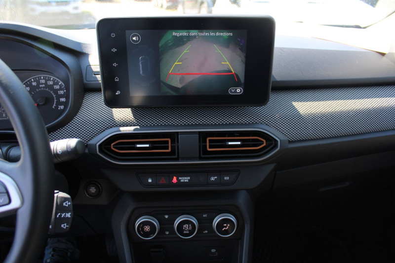 Photo 12 de l'offre de DACIA SANDERO 5 TCE 90 CV STEPWAY GPS 3D CAMÃRA FULL LED MP3 USB RÃGULATEUR BLUETOOTH BOITE AUTO à 17990€ chez Bougel transactions