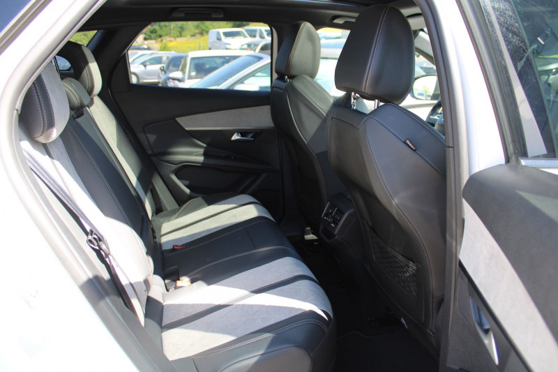 Photo 11 de l'offre de PEUGEOT 3008 III GT 300 CV HYBRID4 EAT8 BOITE AUTO 4X4 GPS BICOLOR CAMÃRA ESP JA 19 TOIT OUVRANT à 24900€ chez Bougel transactions