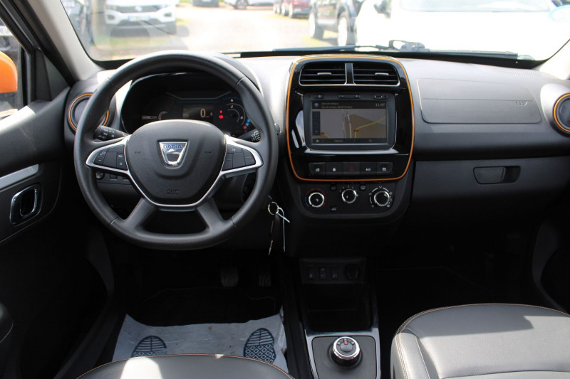 Photo 10 de l'offre de DACIA SPRING ELECTRIC CONFORT PLUS CAMÃRA GPS USB CUIR LIMITEUR BLUETOOTH LEDS ACCOUDOIR  ABS à 9990€ chez Bougel transactions