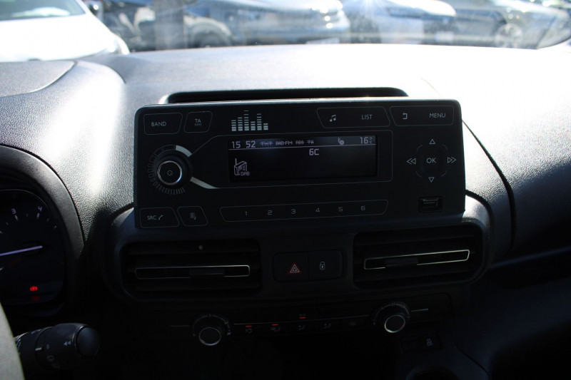 Photo 12 de l'offre de CITROEN BERLINGO 4 BLUEHDI 100 CV CONFORT CLIMAT ABS USB RÃGULATEUR BLUETOOTH ORDI DE BORD à 15400€ chez Bougel transactions