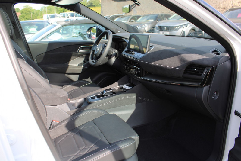 Photo 10 de l'offre de NISSAN QASHQAI VI N-DESIGN E-POWER 190 CV HYBRIDE GPS 3D I-COKPIT TOIT PANO JA 20 BOITE AUTO CVT à 36500€ chez Bougel transactions