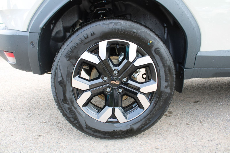 Photo 8 de l'offre de DACIA DUSTER VI EXTREME TCE 130 CV "4X4" GPS 3D JA 17 FULL LED CAMÃRA 360Â° USB I-COKPIT PK HIVER à 28990€ chez Bougel transactions