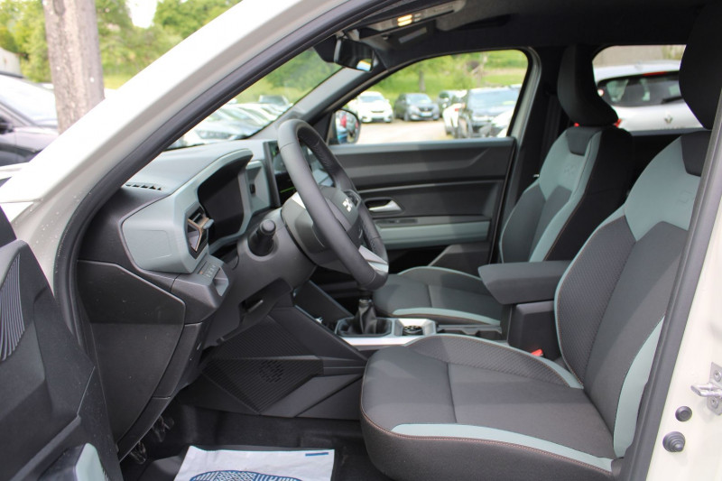 Photo 9 de l'offre de DACIA DUSTER VI EXTREME TCE 130 CV "4X4" GPS 3D JA 17 FULL LED CAMÃRA 360Â° USB I-COKPIT PK HIVER à 28990€ chez Bougel transactions
