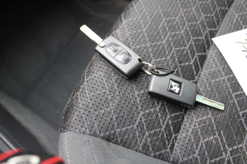 Photo 15 de l'offre de PEUGEOT 3008 II BLUE HDI 120 CV STYLE GPS CLIM RE JA 17 USB ATTELAGE RADAR BLUETOOTH RÃGULATEUR à 9500€ chez Bougel transactions