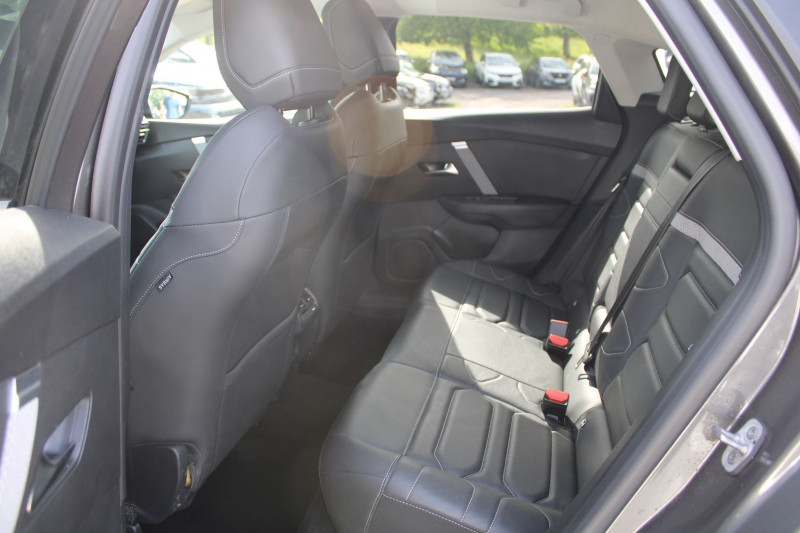 Photo 9 de l'offre de CITROEN C4 PHASE 4 SHINE PACK ESSENCE 155 CV GPS 3D CAMÃRA FULL LED JA 18 I-COKPIT BOITE AUTO EAT-8 à 17500€ chez Bougel transactions