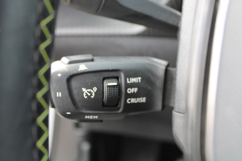 Photo 11 de l'offre de PEUGEOT 2008 III 1L5 BLUEHDI 100 CV GT LINE BICOLOR NACRÃ CAMÃRA GRAND GPS 3D USB FULL LEDS  BV.6 à 18400€ chez Bougel transactions