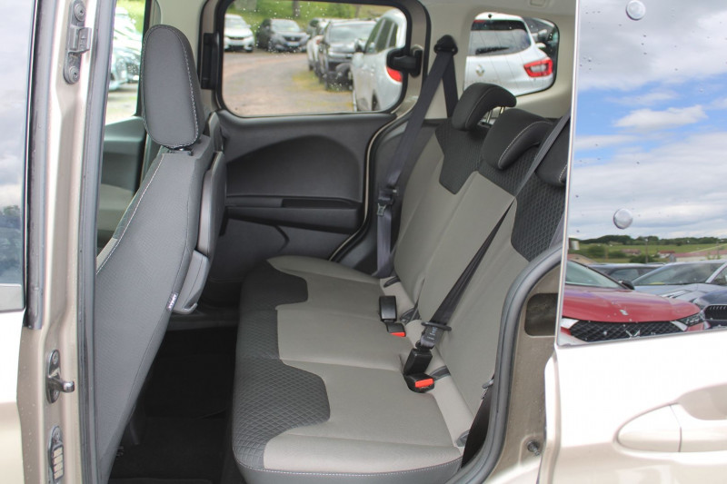 Photo 9 de l'offre de FORD TOURNEO COURIER TITANUIM 1L5 TDCI 100 CV GPS 3D CLIM JA 16 ATTELAGE BLUETOOTH RADAR RÃGULATEUR à 8990€ chez Bougel transactions