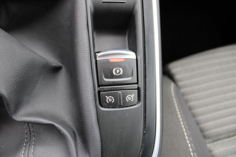 Photo 14 de l'offre de RENAULT GRAND SCENIC 4 BUSINESS DCI 110 CV "7 PLACES" JA 20 GPS 3D I-COKPIT RADAR BLUETOOTH RÃGULATEUR à 14900€ chez Bougel transactions