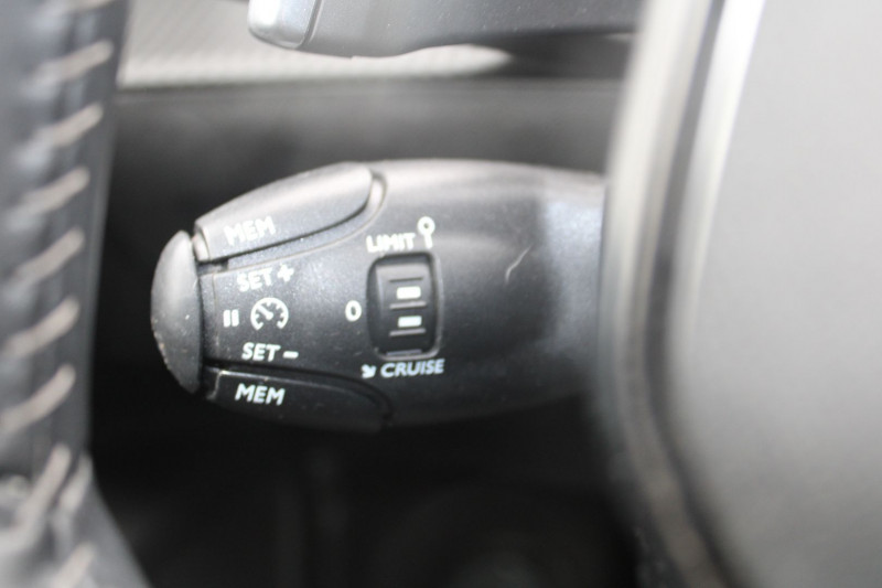Photo 11 de l'offre de PEUGEOT 2008 III ALLURE 130 CV CAMÃRA GPS 3D FULL LED BLUETOOTH JA 17 RÃGULATEUR BOITE AUTO EAT-8 à 17990€ chez Bougel transactions