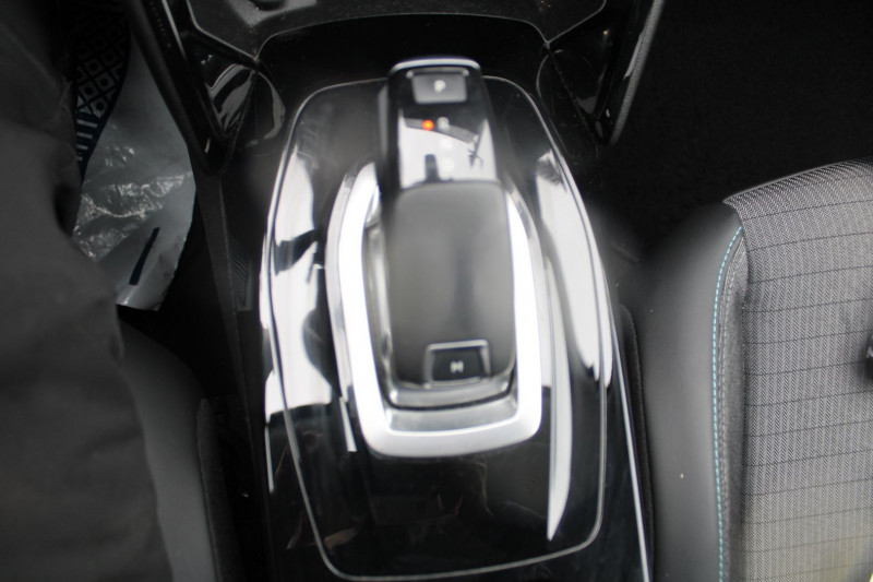 Photo 14 de l'offre de PEUGEOT 2008 III ALLURE 130 CV CAMÃRA GPS 3D FULL LED BLUETOOTH JA 17 RÃGULATEUR BOITE AUTO EAT-8 à 17990€ chez Bougel transactions